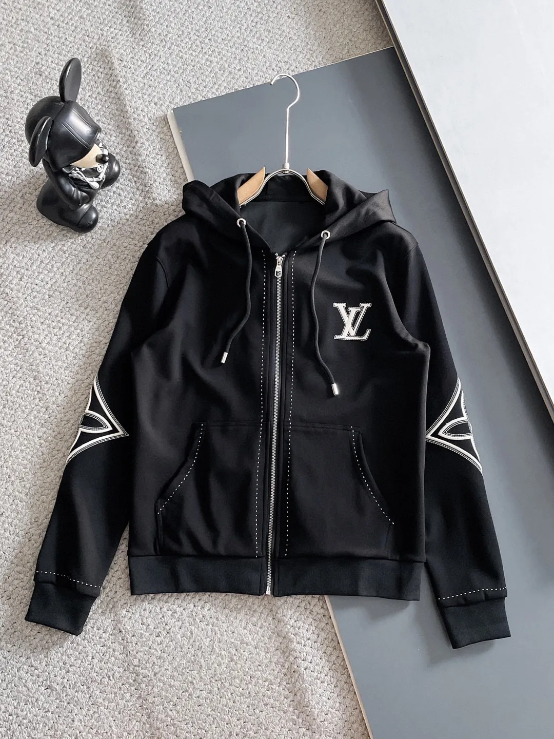 🅿️720 LV hot-selling suit is coming. Focus on the original version of the official website. 2025 new hot-selling cardigan suit. The original order is the best. 🇭🇰The meticulous work of top designers. It has a fitting and perfect upper body effect. All-natural high-quality Tencel Roman cotton 100%, close-fitting comfort, noble and elegant! Original hardware embodies elegance and nobility! Counter size: M-3XL (maximum wear up to 190 pounds)